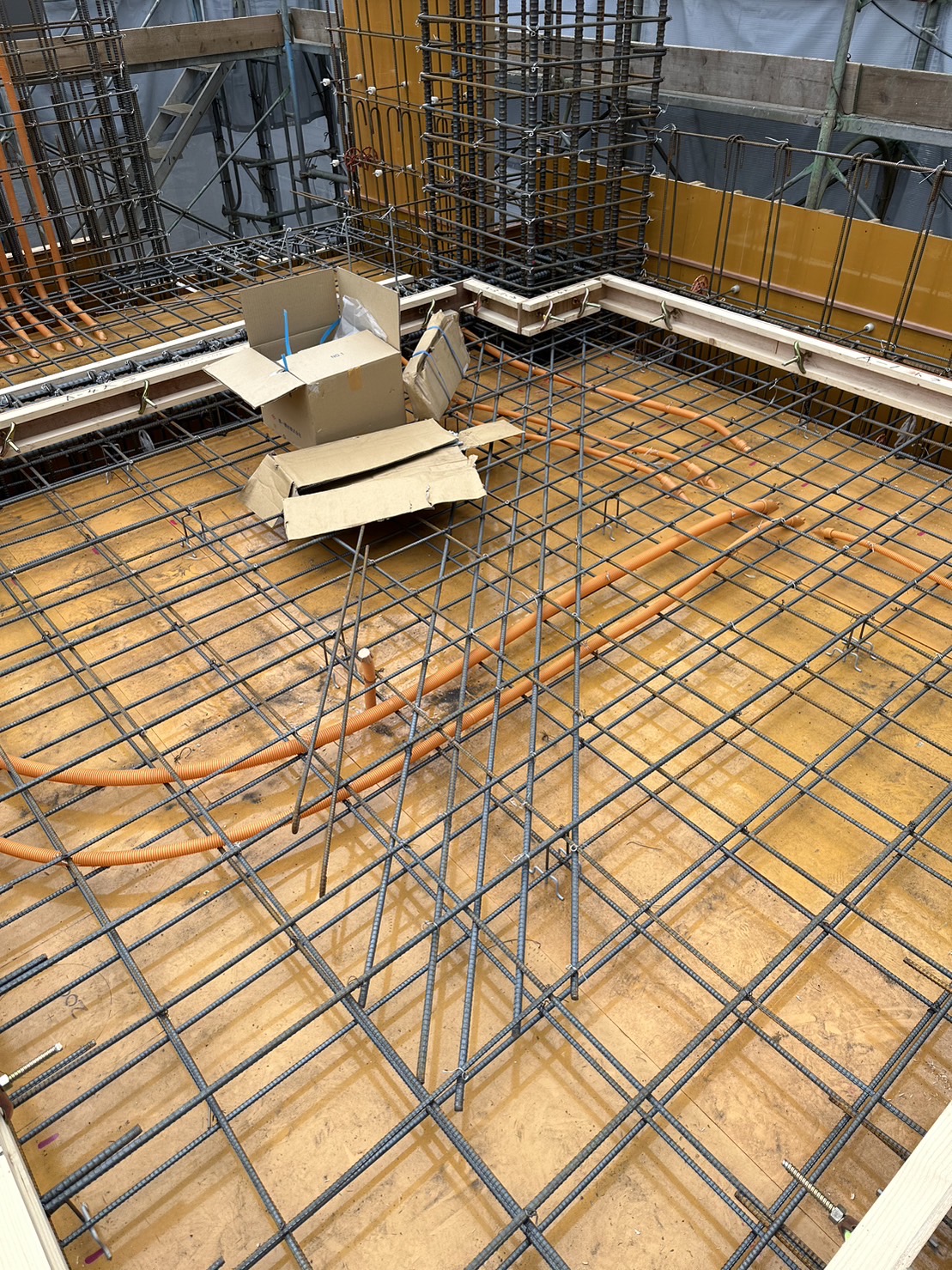 東京都 世田谷区 新築マンション 床スラブ配管 スリーブ入れ 実施！ | 志木建総 埼玉県志木市の建築・不動産からリフォーム・リノベーションまで